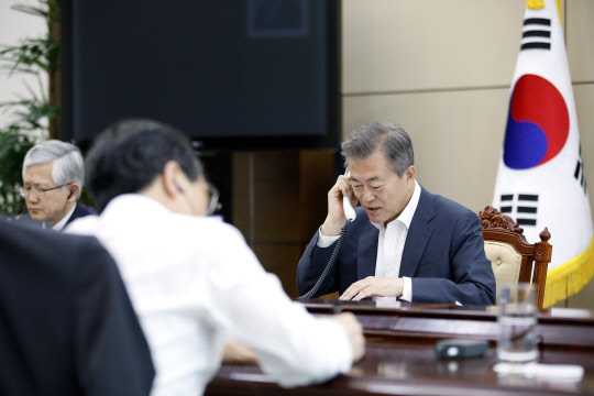 문재인 대통령이 1일 오전 청와대에서 남북정상회담 결과와 북한의 비핵화 방안을 논의하기 위해 안토니우 구테흐스 유엔 사무총장과 통화하고 있다. 연합뉴스